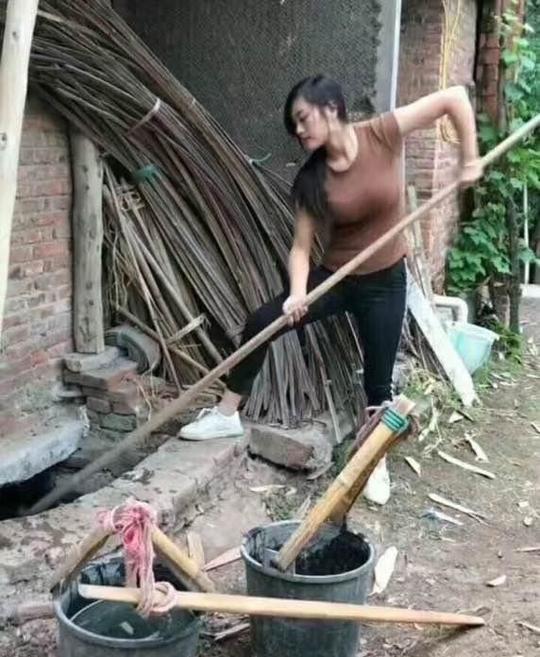 农村网红美女直播做农活挑个大便就能赚10万?