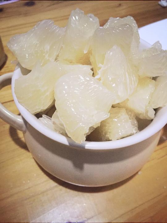 柚子皮浸泡的时候可以剥柚子肉,去皮去筋只留下肉,看吧,满满一罐子