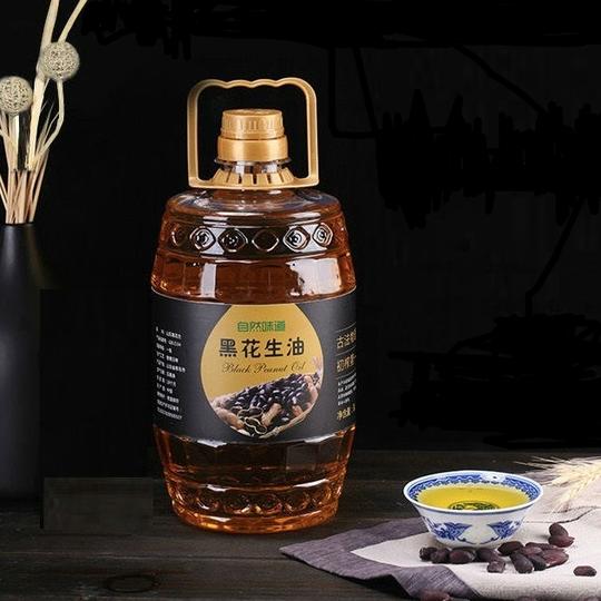 黑花生油,采用的花生皮是黑色的,味道更香,更浓郁,炒菜更能散发出香味