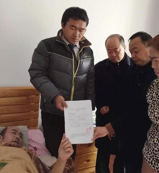 工行楚雄东路支行员工上门为重病患者办理密码