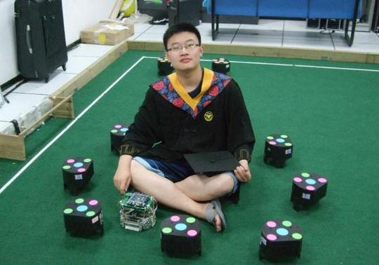 毕业即创业弃医从工他恋上移动机器人获六百万融资