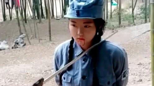 战争拍戏现场都是道具，两个演员在这讨论演技，看样子是入戏太深了!