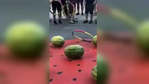 这个摊主特别会做生意啊，不管你套几个瓜，肯定稳赚不赔!
