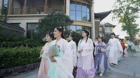 满大街的汉服店，你怎么赚钱?