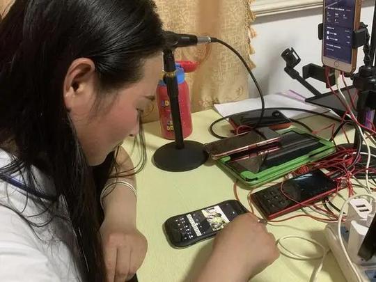 从羣演一天90元到月入过万!她靠一招在横店成网红，一天涨粉10万