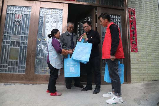 图为锦屏县铜鼓镇新时代文明实践志愿服务队志愿者入户为群众宣传就业创业惠民政策.jpg