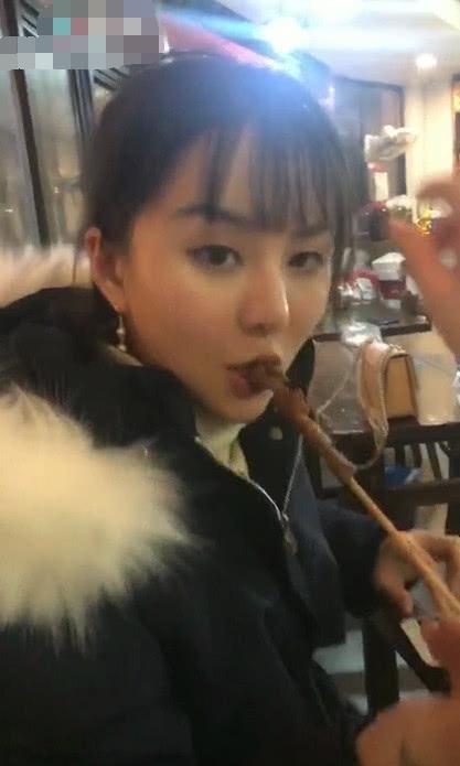 抖音发际线小姐姐火了，刘海被扯下的那刻，网友:闺蜜还好吗?