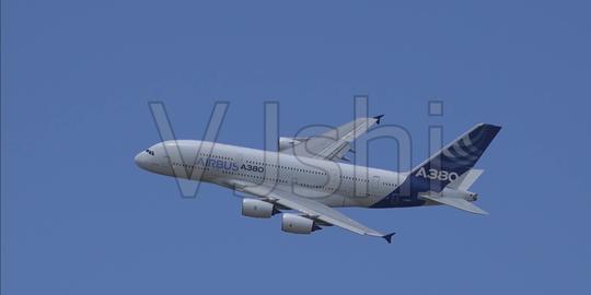 a380飞机起飞飞翔穿过云层_3840x1920_高清视频素材