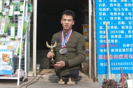 洛阳无腿男孩靠修电器赚钱为哥哥买房感谢哥哥二十