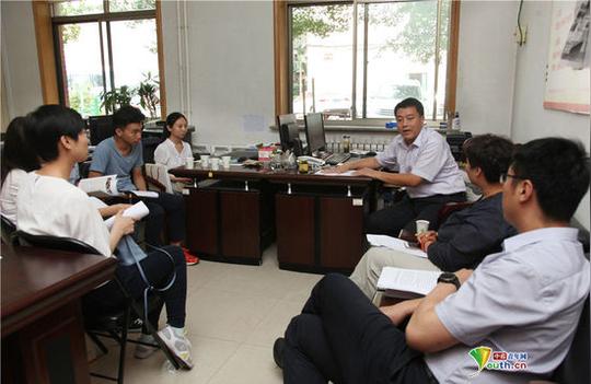青年代表分组走进机关各部门,图为代表们与省青春创业行动指导中心
