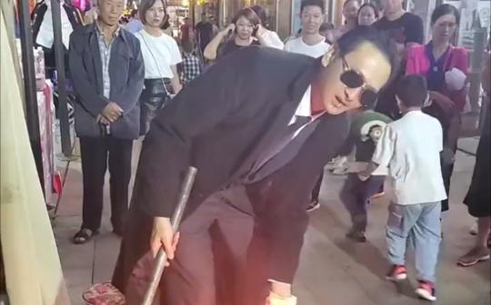 发哥赌博失败后街头卖艺