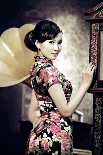 美女开工作室设计旗袍创业,成国际小姐旗袍皇后