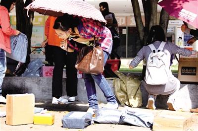 呼和浩特大学生做火校园快递&quot;最后一公里&quot;生意