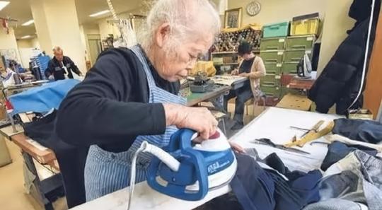 视频:中国陷入老龄化危机!辽宁鼓励老人再创业，如何解决劳动力短缺?