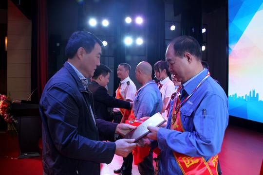 新城区召开2017就业创业十个一暨新城工匠表彰大会