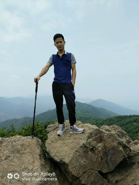 孩子爬山的说说心情朋友圈