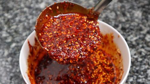 辣椒油最正宗的做法，又红又辣还超级香，家里做一碗几天就吃完