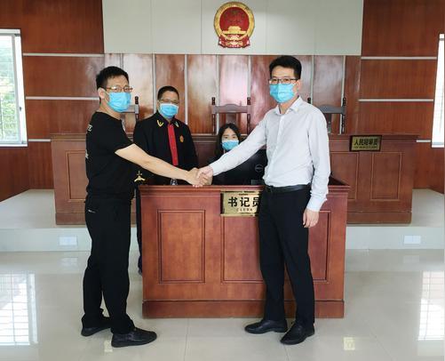 换位思考，共渡难关!这个业主和店主握手和解