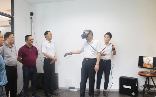 辜胜阻副主席向艺术设计系主任徐仂和漆画专业的创业大学生们,了解了