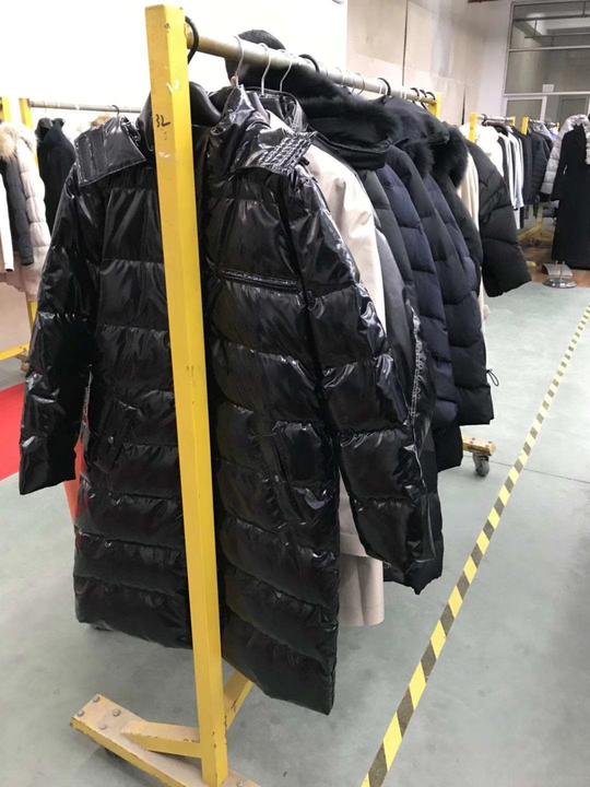 回收服装厂服装公司库存尾货整单杂款羽绒服，毛呢大衣，针织毛衣