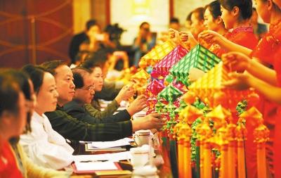 庆阳市举办"巾帼创新业·喜迎十九大"陇原巧手手工作品创意设计创意营