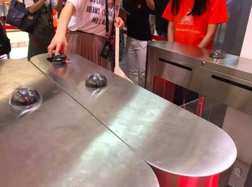 杭州无人超市淘宝造物节线下通过"支付门"自动扣款(组图)