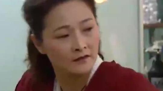 视频:几个长舌大妈在讨论自己的媳妇个个都死要面子