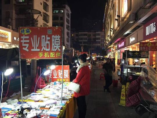 夜市贴膜女,五六年来生意一直红火,靠的是什么