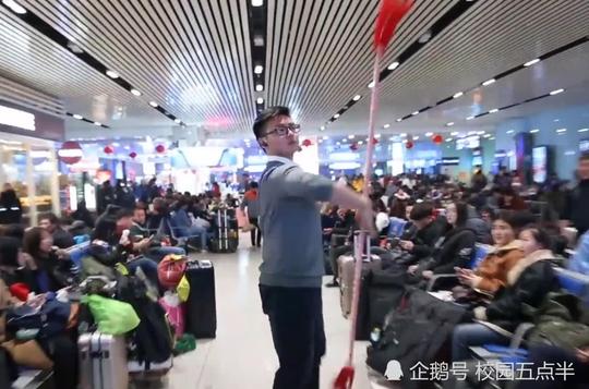 艺考生火车站转场赶考,候车厅里抽空练舞