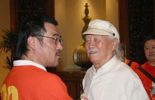 他是戴笠的手下，却被军统开除，逃难到香港后生个儿子叫成龙