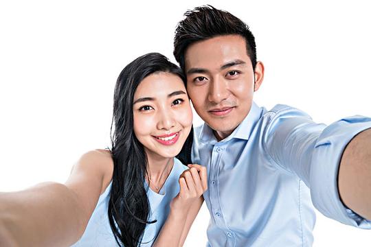 年轻情侣一起自拍_图片大全—全景创意图库（quanjing.com）中国领先的正版图片视频素材网站