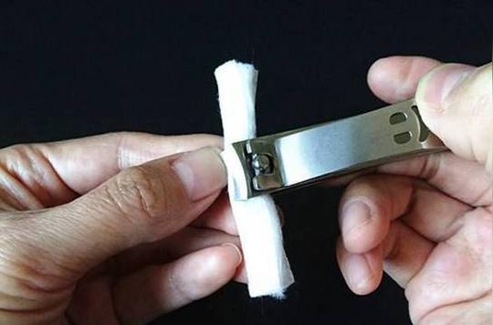 叠成几层后用指甲刀剪几下你就会发现指甲刀变锋利了将指甲刀拆开