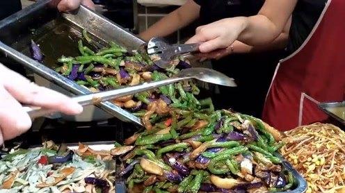 每天推出40种菜品，日卖800份人均13元!生意这么好一看味道不错。