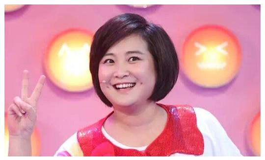 来自冯巩的教诲:贾玲你多弄点相声作品，比裙子被撩起来强的多!
