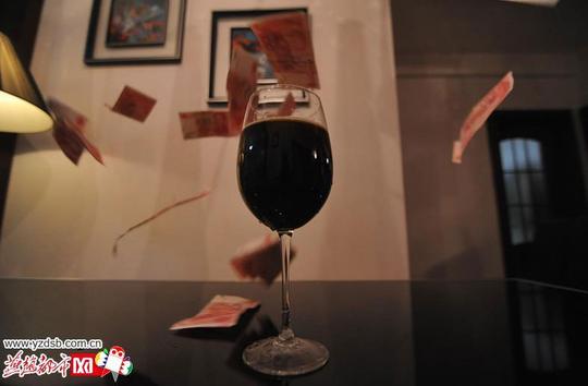 组图:实拍酒托女用美色诱使高消费骗术【6】