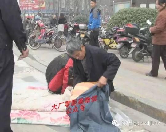 南京街头装病乞讨到点准时"下班"被警方被揭穿
