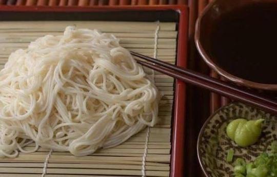 大妈卖"创新"面条,生意火爆,食客们如果手速不够快就吃不到