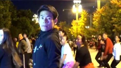 云南百位大妈挑战螃蟹舞，不得不承认，大爷大妈们跳得太好了!