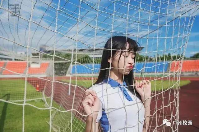 学生该不该穿校服上网课新闻