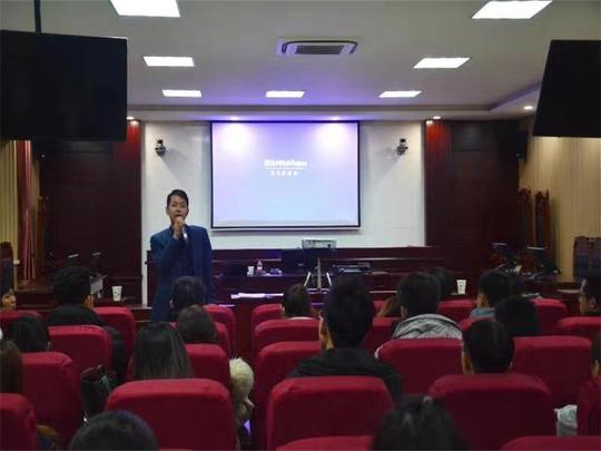 他重点介绍了人才创新创业的保障政策,比如发放一次性面试补贴,提供