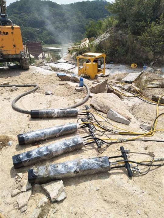 内蒙古临河土石方工程中不能放炮炮锤打不动用劈裂棒当地经销商