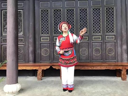 一家三代同唱大本曲,喜洲的这位大本曲传承人还在快手上火了..