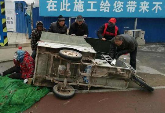 周口一路口发生意外一老人骑电动车载仨老人翻车
