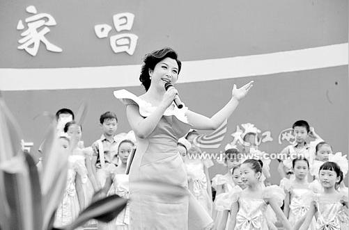 歌唱家刘嫒嫒在演唱红歌