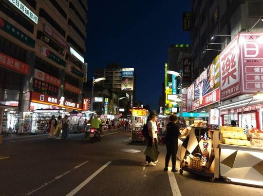 陆客近半年减6成以上，六合夜市生意惨淡。(图片来源:台湾《联合报》)