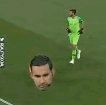 踩一踩我踩一下踩你脚表情包