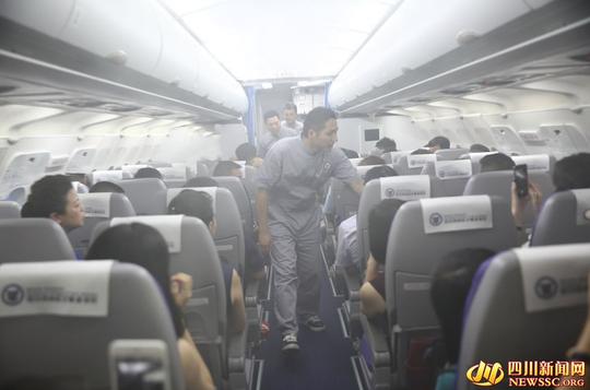 空姐航空动态舱内邀网友体验超真实感飞机大逃生[组图]