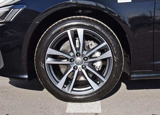 奥迪a6l轮胎尺寸为245/45r19,双五辐式轮圈造型看起来精致动感.