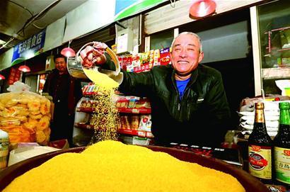 "来青26年,靠着在农贸市场经营粮油调味品的小生意,王友好的小日子过
