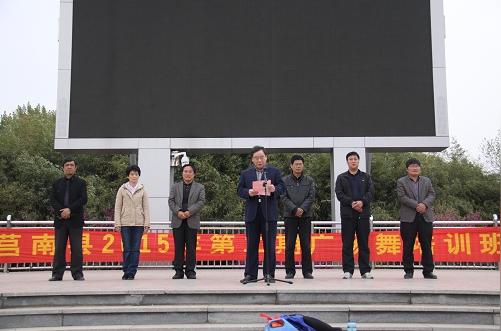 300余人观看了坊前镇,石莲子镇表演的广场舞《四德歌》,板泉镇